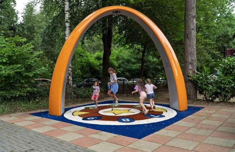 Interactive dance & play arch