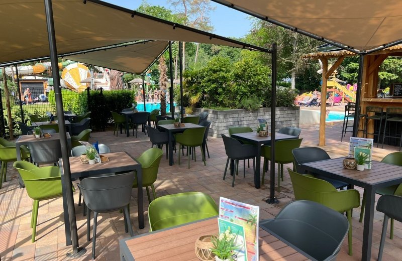 Poolbar terras zwembad camping Beekbergen